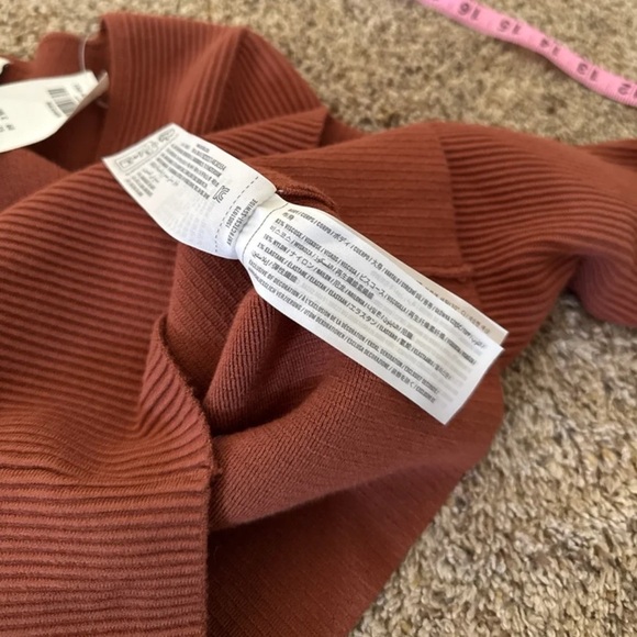 NWT Abercrombie & Fitch Long-Sleeve Ottoman Squareneck Top in Rust
Size Medium - Picture 12 of 12